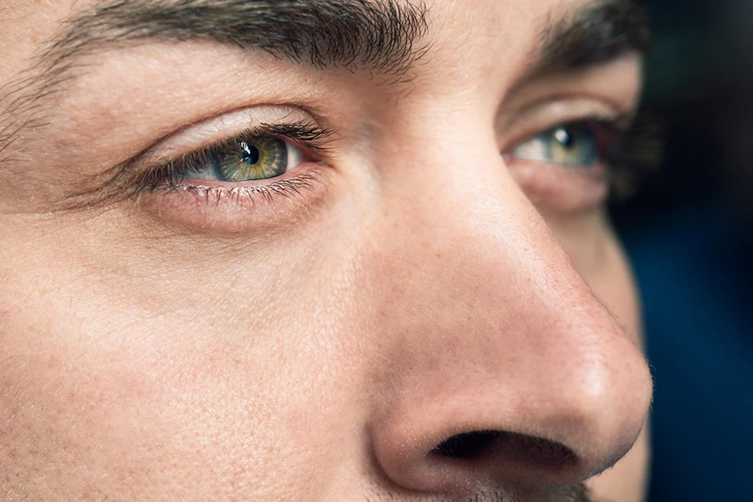 Mann mit strahlenden Augen nach Augenlidkorrektur bei Prof. Dr. Kovacs